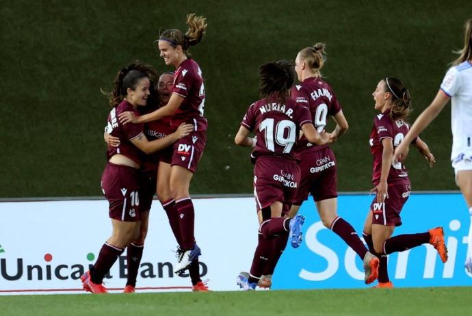 Nerea Eizagirre recibe la felicitación de sus compañeras tras el gol