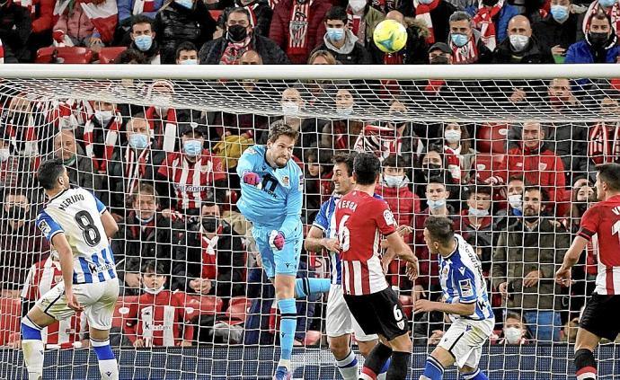 Remiro despeja un balón en el encuentro que la Real disputó ayer frente al Athletic en San Mamés.