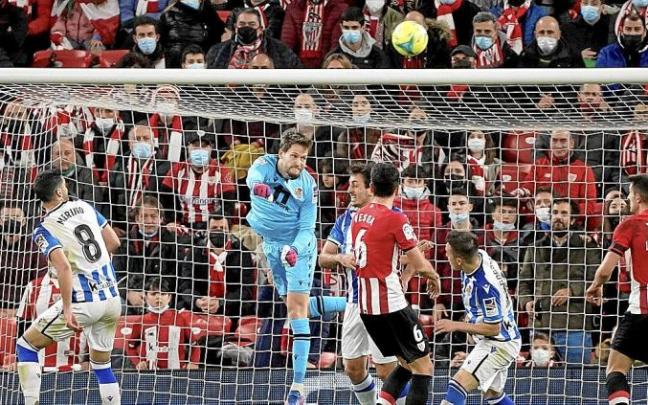 Remiro despeja un balón en el encuentro que la Real disputó ayer frente al Athletic en San Mamés.