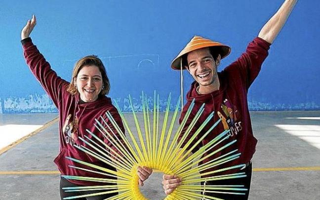 Eider e Ibai, con un par de detalles de los trajes.