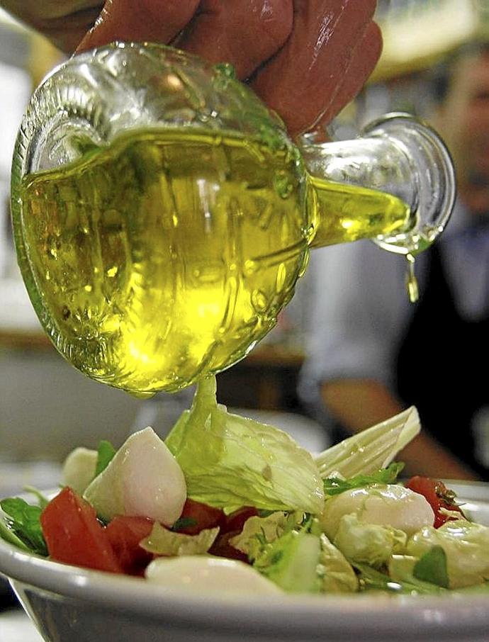 Aceite de oliva para aliñar una ensalada. Foto: E.P.