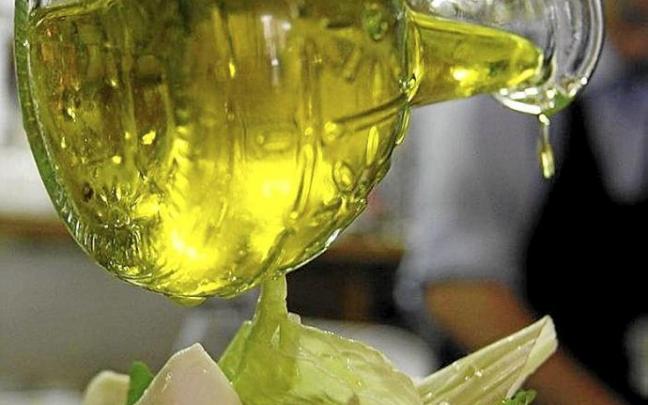 Aceite de oliva para aliñar una ensalada. Foto: E.P.