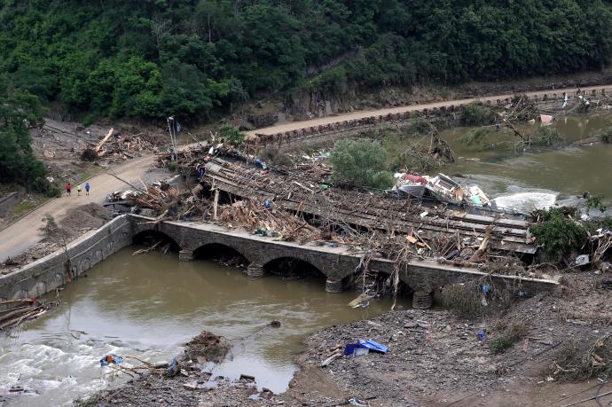 Puente dañado en la localidad de Ahr River, en Altenahr, la zona más castigada por las inundaciones