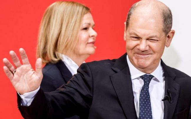 Scholz saluda a los periodistas tras su comparecencia hoy.