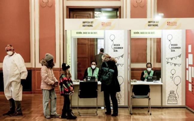 Padres con sus hijos ante un punto de vacunación en Berlín Padres con sus hijos ante un punto de vacunación en Berlín