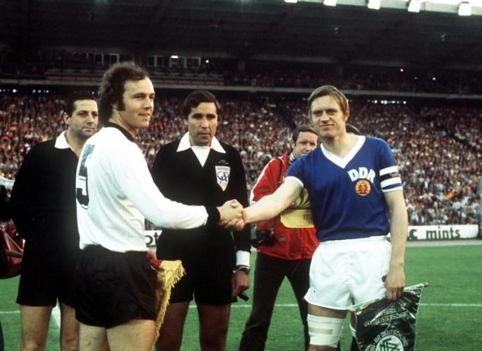 Saludo entre los capitanes, Franz Beckenbauer y Bernd Bransch, en el primer partido oficial que enfrentaba a ambas selecciones en el Mundial de 1974.