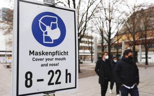 Una señal recuerda que el uso de la mascarilla es obligatorio.