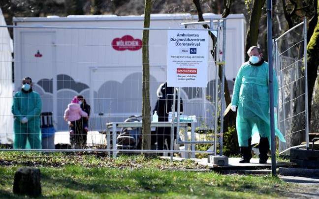 Alemania roza los 76.500 contagios diarios y establece una nueva cifra récord. Alemania roza los 76.500 contagios diarios y establece una nueva cifra récord.