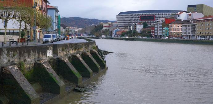 El Ayuntamiento de Bilbao recomienda a la ciudadanía que eviten aparcar en las zonas inundables de la ciudad.