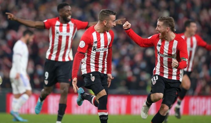 Berenguer, autor del gol del Athletic en el minuto 89 de partido, lo celebra con Iker Muniain en presencia de Iñaki Williams.