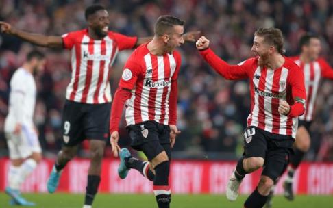 Berenguer, autor del gol del Athletic en el minuto 89 de partido, lo celebra con Iker Muniain en presencia de Iñaki Williams.