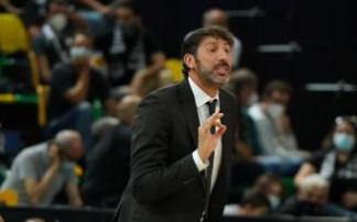 Mumbrú ordena una jugada.