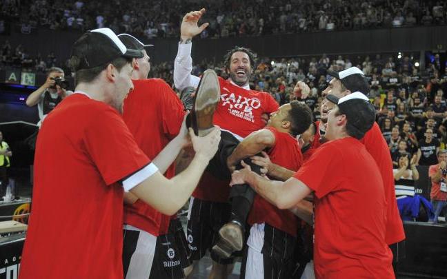 Álex Mumbrú es manteado tras lograr el ascenso a la ACB. Álex Mumbrú es manteado tras lograr el ascenso a la ACB.