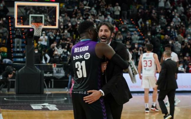 Álex Mumbrú, con Ángel Delgado tras el triunfo ante el Baxi Manresa.