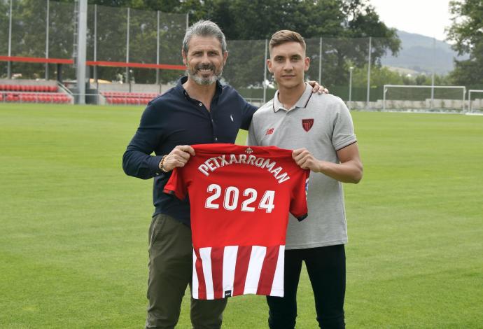 Petxarroman, junto al director deportivo del Athletic, Rafa Alkorta.