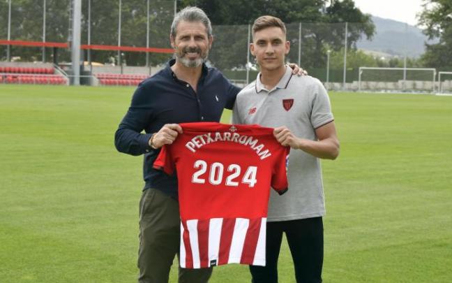 Petxarroman, junto al director deportivo del Athletic, Rafa Alkorta.