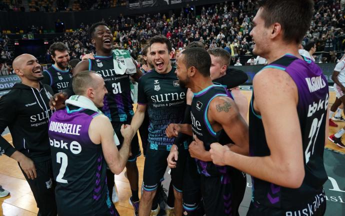 Álex Reyes celebra con sus compañeros la victoria ante el Baxi Manresa.