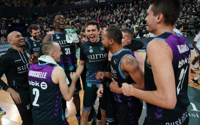 Álex Reyes celebra con sus compañeros la victoria ante el Baxi Manresa.