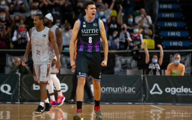 Reyes celebra una canasta ante el Burgos.