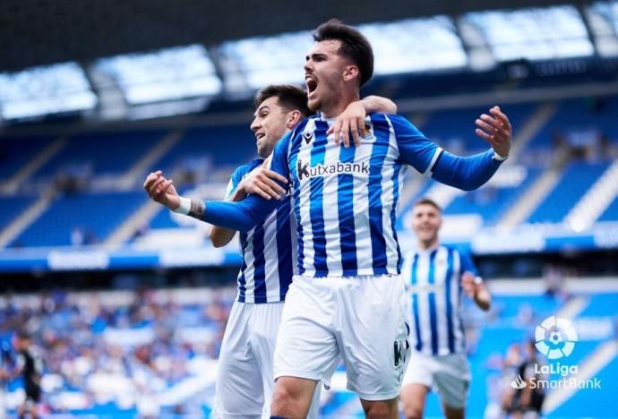 Alex Sola celebra un gol en Anoeta