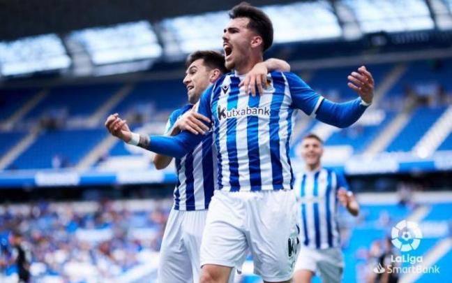 Alex Sola celebra un gol en Anoeta