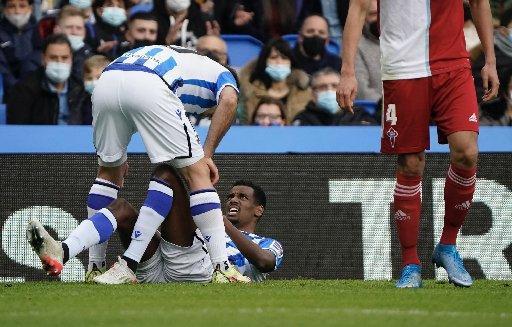 Isak se duele en el suelo tras lesionarse el tobillo contra el Celta.