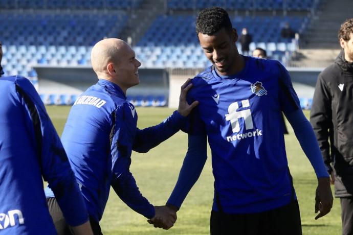 Isak, con Guridi durante un entrenamiento en las instalaciones de Zubieta.