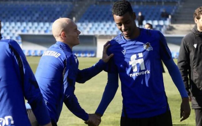 Isak, con Guridi durante un entrenamiento en las instalaciones de Zubieta.