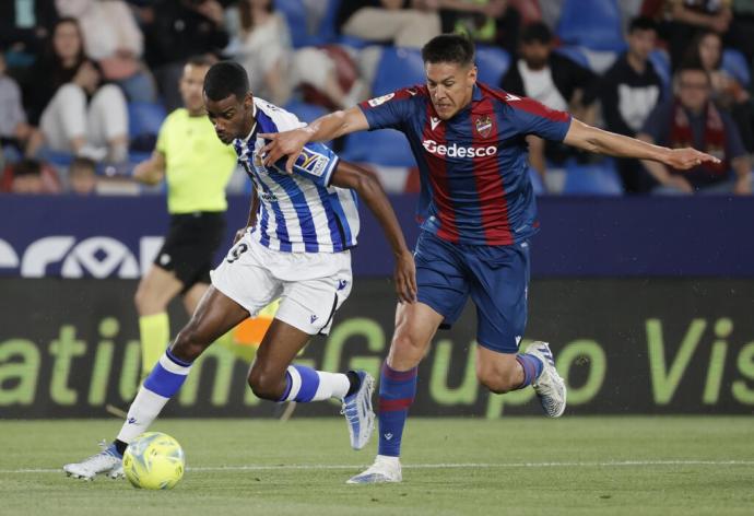 Isak, durante el partido de este viernes en Valencia.