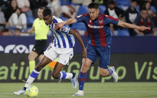 Isak, durante el partido de este viernes en Valencia.