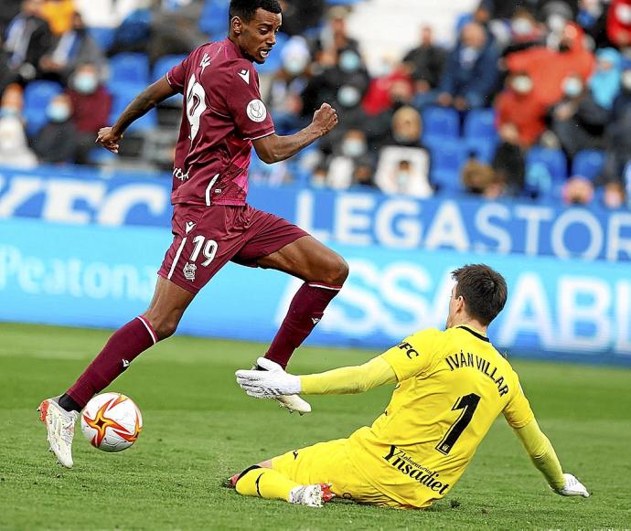 Alexander Isak, frente al guardameta del Leganés, Iván Villar. Foto: Efe