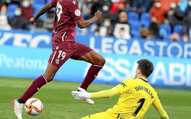 Alexander Isak, frente al guardameta del Leganés, Iván Villar. Foto: Efe Alexander Isak, frente al guardameta del Leganés, Iván Villar. Foto: Efe