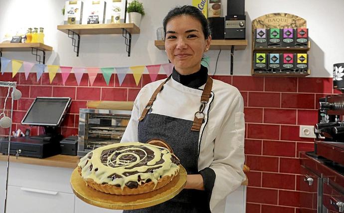 Marianela Guardia muestra una de las tartas que elabora en su obrador de Egia.