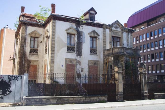 Panorámica del destartalado caserón de los Alfaro, situado en Manuel Iradier