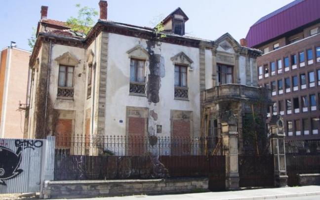 Casa de Los Alfaro, en la calle Manuel Iradier, donde varios de sus elementos están apuntalados para evitar el derrumbe.