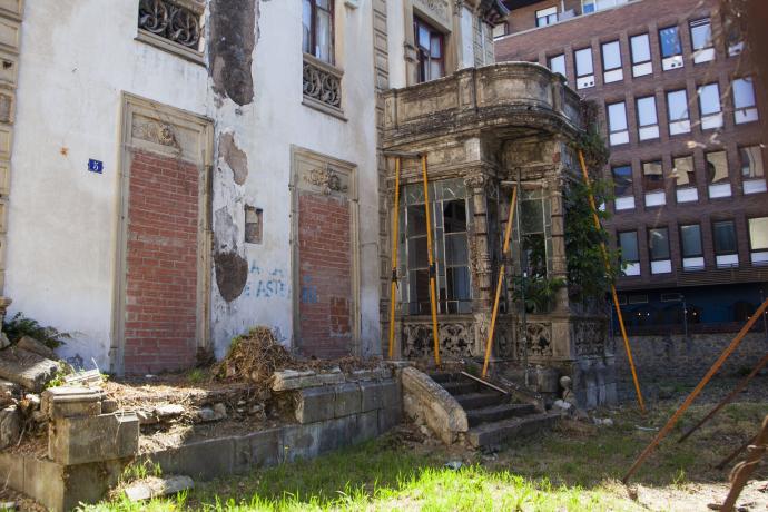 Las secuelas del paso del tiempo en un caserón vacío y sin actividad son evidentes en todas sus partes.