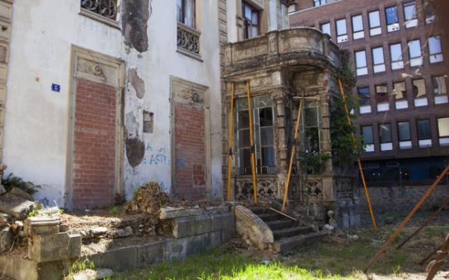 Las secuelas del paso del tiempo en un caserón vacío y sin actividad son evidentes en todas sus partes.