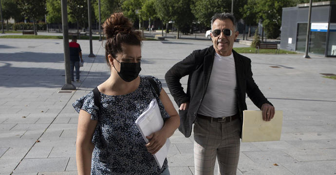 Alfonso Etxeberria junto a una de sus abogadas, a la entrada del Palacio de Justicia.