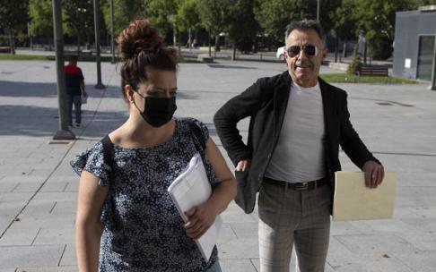 Alfonso Etxeberria junto a una de sus abogadas, a la entrada del Palacio de Justicia. Alfonso Etxeberria junto a una de sus abogadas, a la entrada del Palacio de Justicia.