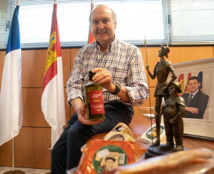 Alfredo Medina posa con algunos productos castellano-manchegos