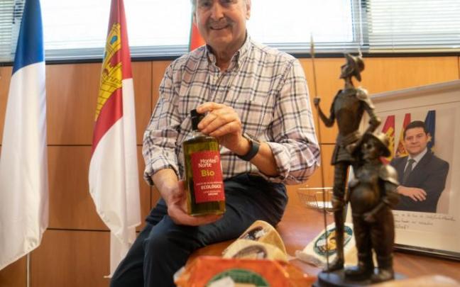 Alfredo Medina posa con algunos productos castellano-manchegos Alfredo Medina posa con algunos productos castellano-manchegos