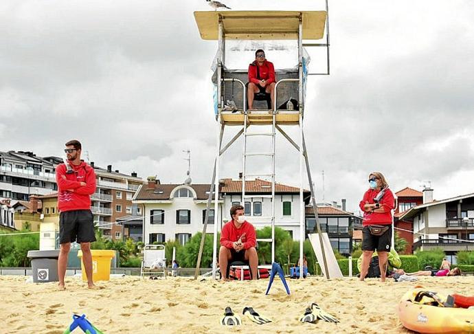 Socorristas en Ondarreta. Foto: Gorka Estrada