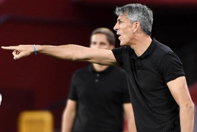 Imanol realiza una indicación durante el partido