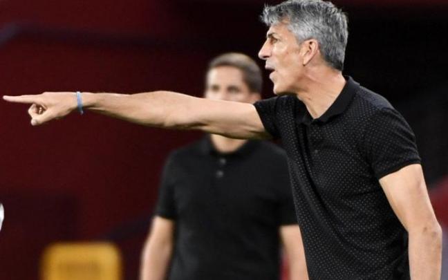 Imanol realiza una indicación durante el partido Imanol realiza una indicación durante el partido