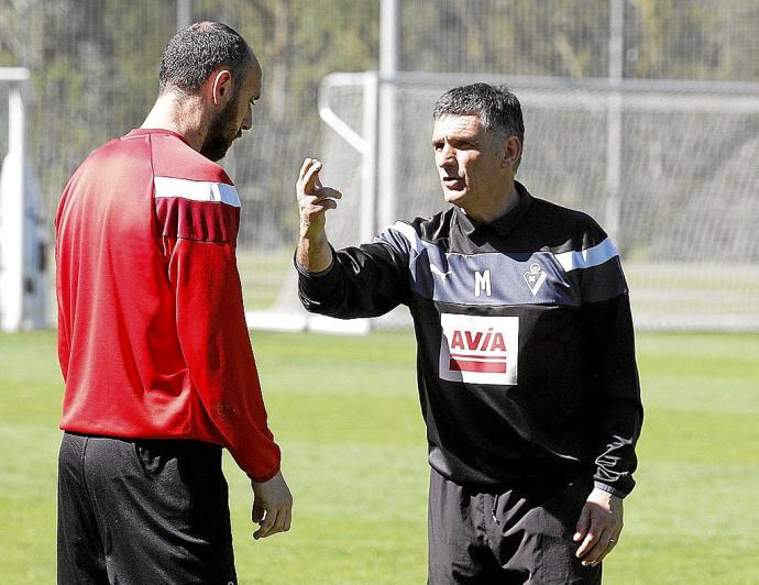 Iván Ramis y José Luis Mendilibar, durante un entrenamiento en las instalaciones del Eibar. Foto: Gorka Estrada