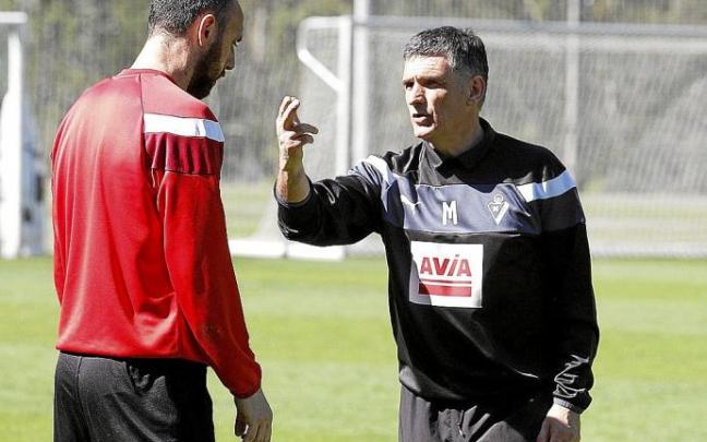 Iván Ramis y José Luis Mendilibar, durante un entrenamiento en las instalaciones del Eibar. Foto: Gorka Estrada