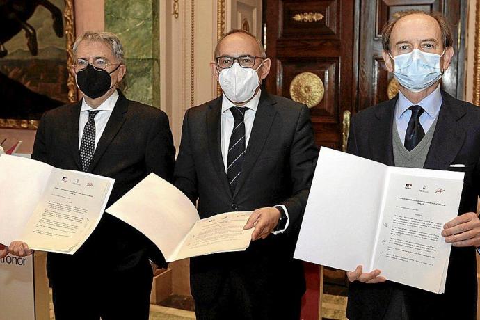 Emiliano López Atxurra, Ramiro González y Carlos Palacio, ayer tras la firma del acuerdo en la Diputación alavesa. Foto: Pilar Barco