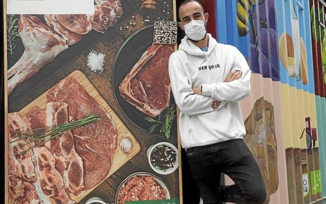 Aitor posa en el 'stand' de alimentos ecológicos instalado en Abastos.