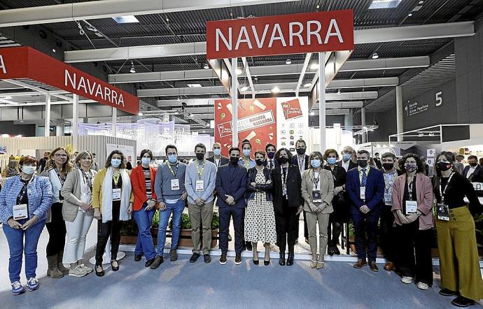 María Chivite e Itziar Gómez, junto a representantes de empresas navarras que participan en la muestra. Foto: cedida