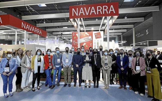 María Chivite e Itziar Gómez, junto a representantes de empresas navarras que participan en la muestra. Foto: cedida